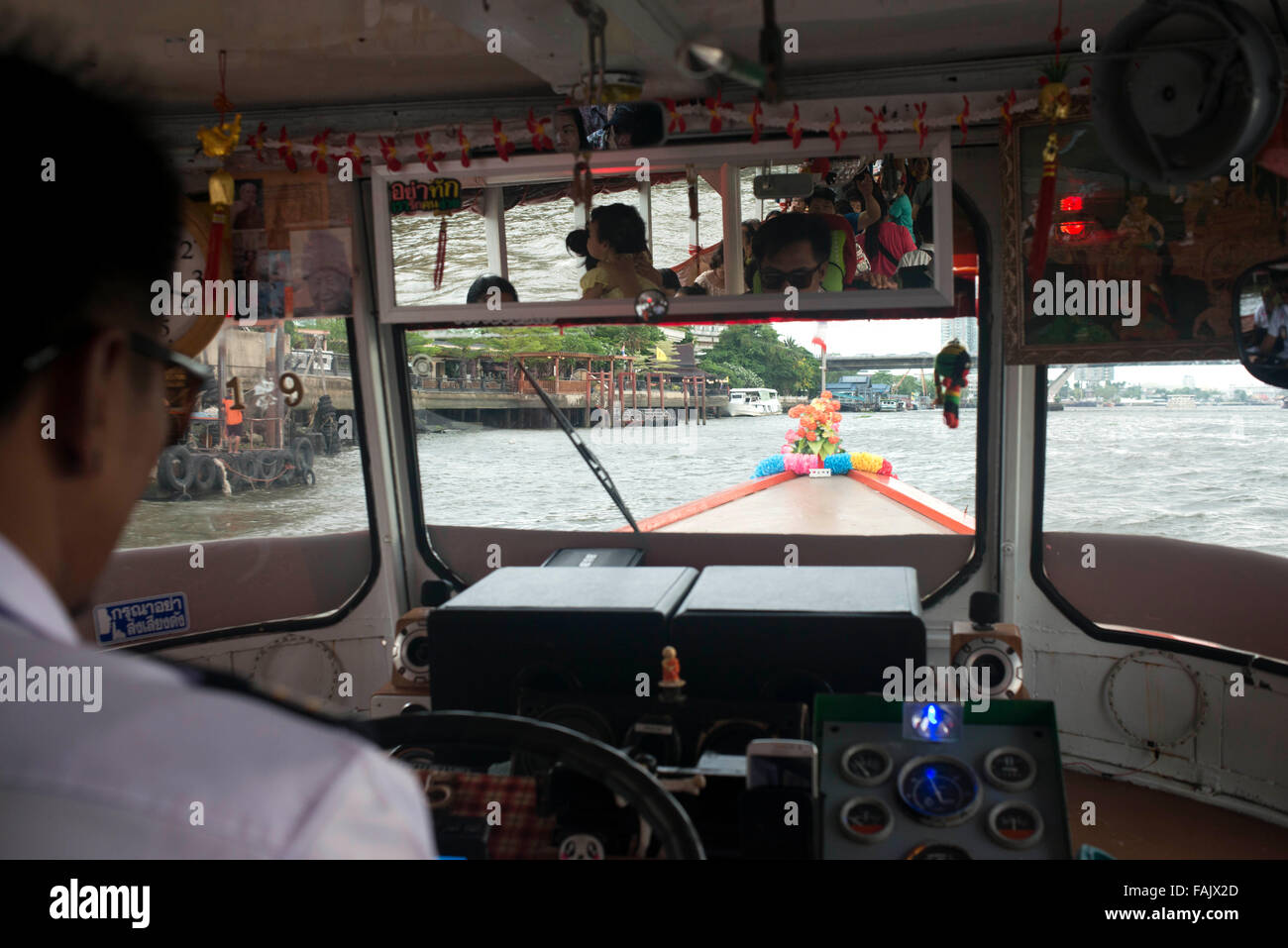 Conducteur de Bateau Express Chao Praya. Bangkok, à l'intérieur de bateau, ferry. Bangkok. L'Asie. Le Chao Phraya est un excellent moyen de g Banque D'Images