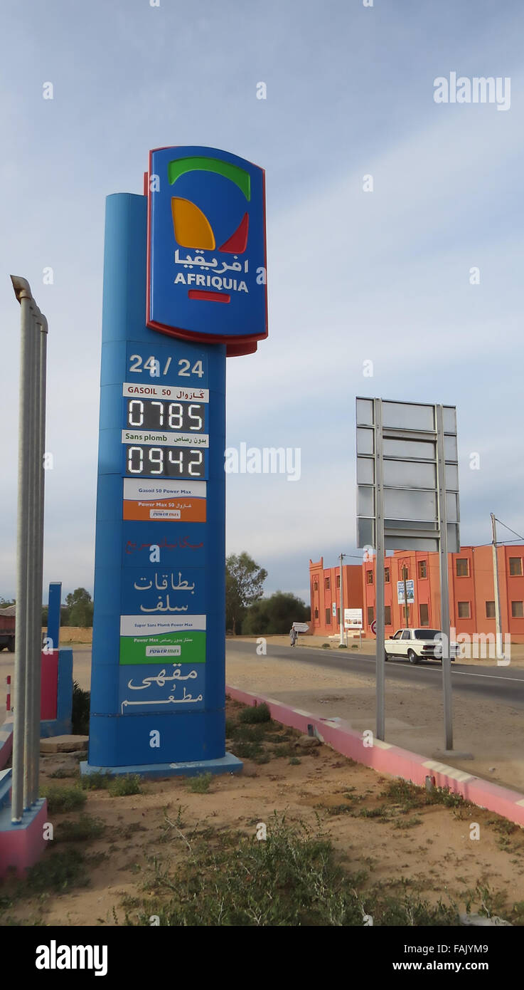 AFRIQUIA STATION ESSENCE sur route principale entre Agadir et Marrakech,  Maroc. Photo Tony Gale Photo Stock - Alamy