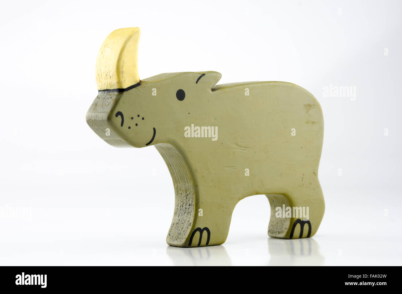 Un trois quart vue d'un rhinocerus en bois peint vintage Banque D'Images