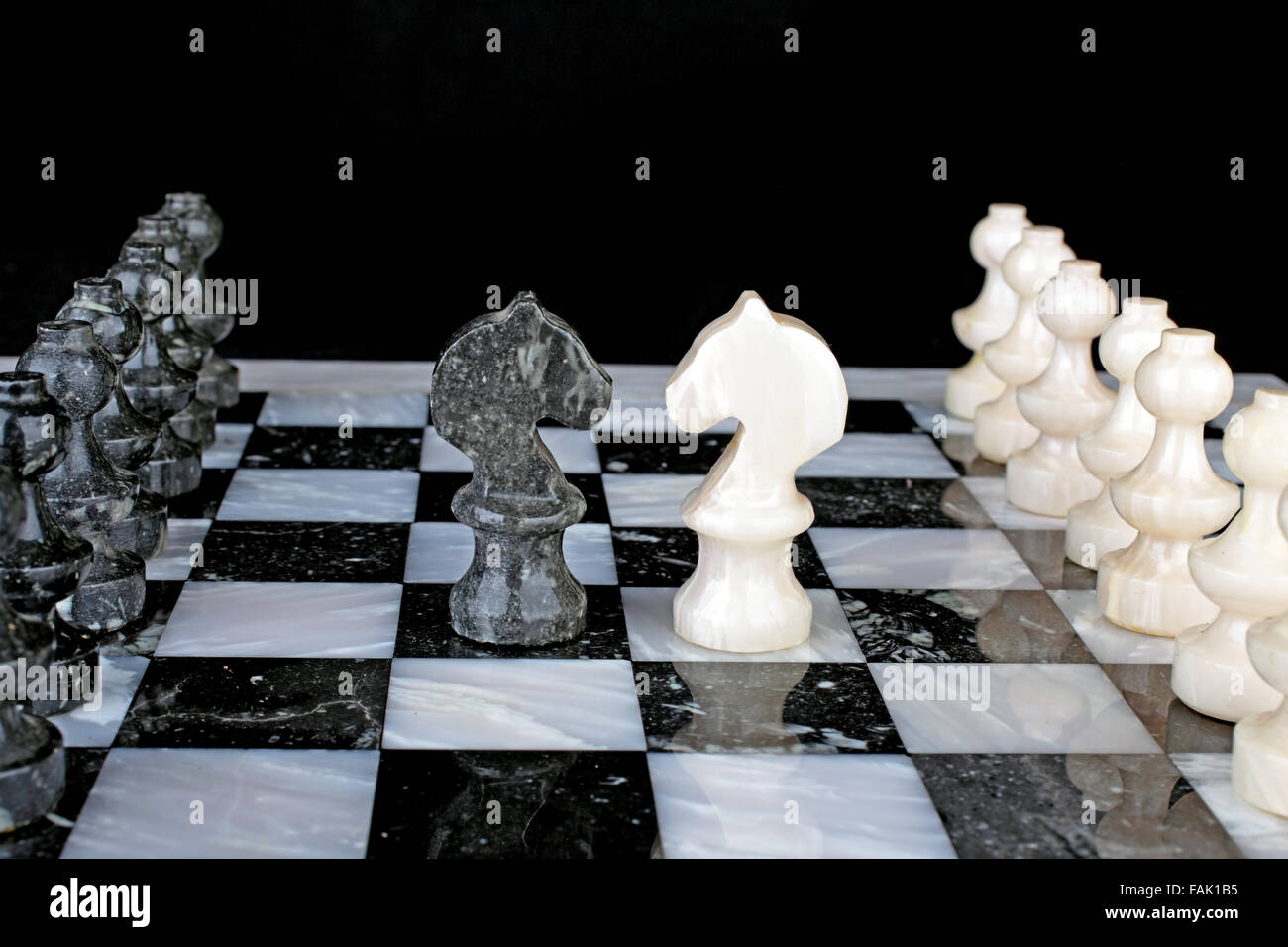 Chevalier blanc vs. cavalier noir sur un échiquier de marbre Photo Stock -  Alamy
