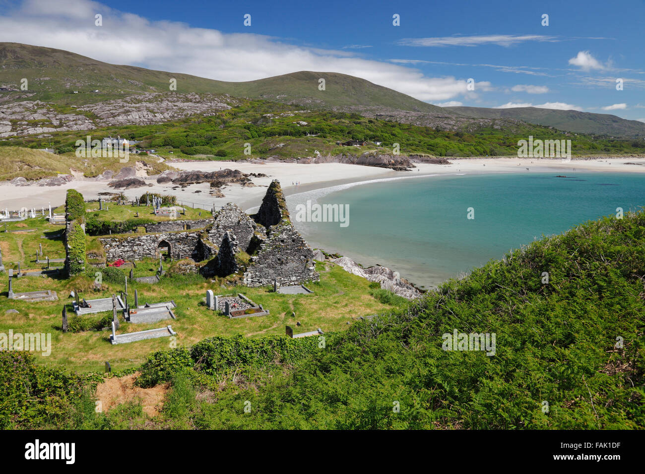 La baie de Derrynane et ruine de l'église près de Caherdaniel à l'Anneau du Kerry, comté de Kerry, Irlande Banque D'Images