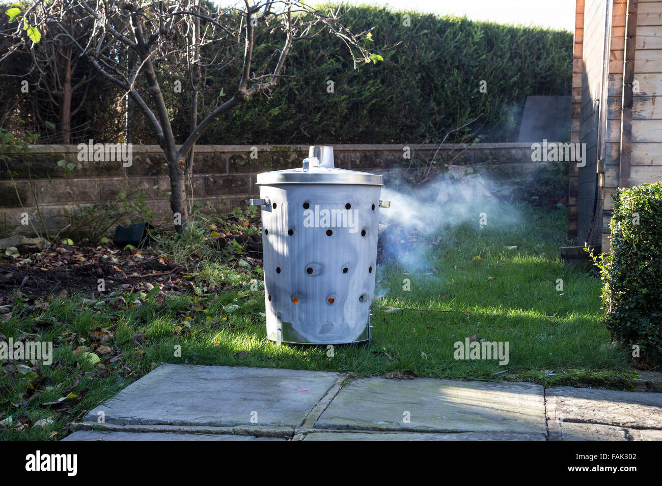 Brasero de jardin incinérateur pour brûler les déchets de jardin et d'une  manière efficace et bien rangé Photo Stock - Alamy