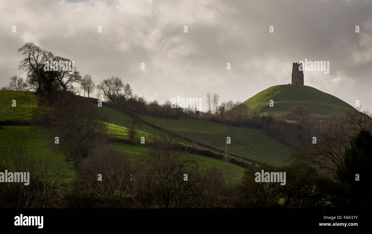 Glastonbury, Somerset, Royaume-Uni. 31 Décembre, 2015. Des centaines de personnes font le pèlerinage sur le Nouvel An à la partie supérieure de Tor de Glastonbury malgré les grands vents et la menace de pluie. Beaucoup plus de gens vont rester sur la colline surplombant les plaines d'inondation de Somerset pour voir le premier lever du soleil de 2016. Credit : Wayne Farrell/Alamy Live News Banque D'Images