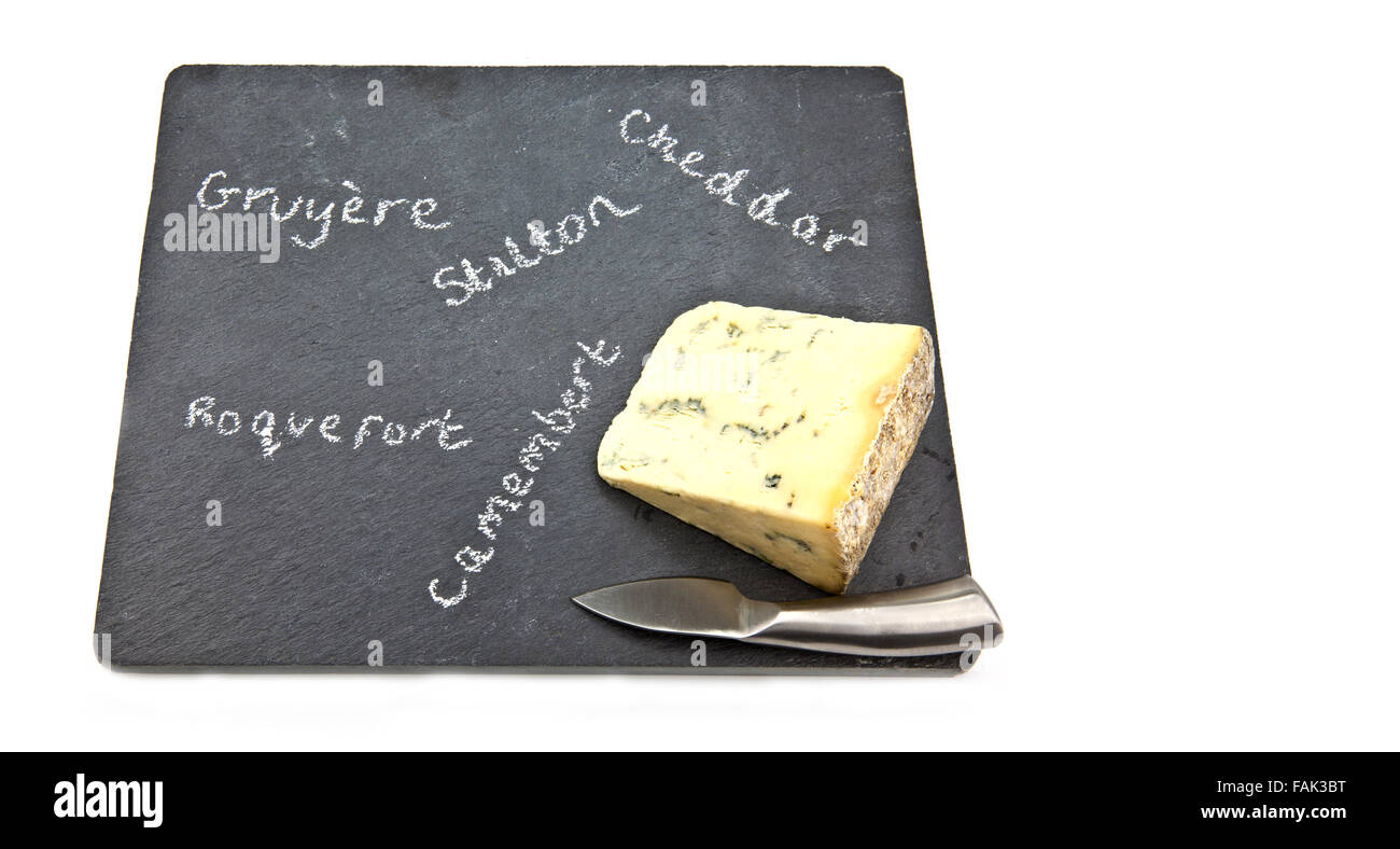 Fromages fromage Stilton sur ardoise avec couteau avec fond blanc Banque D'Images