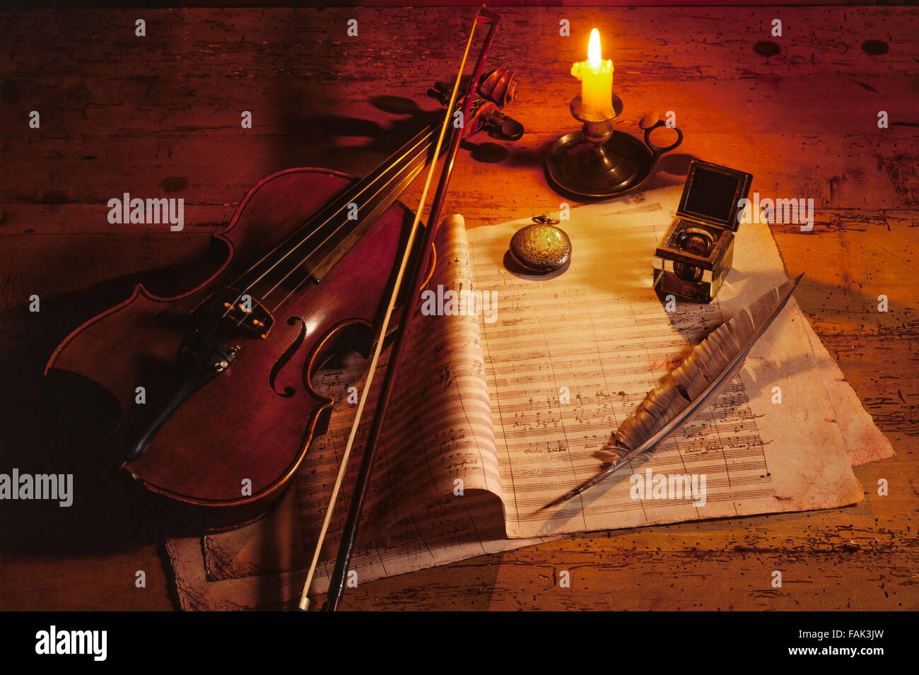 Violon avec feuille de musique et de la douille à la chandelle Banque D'Images