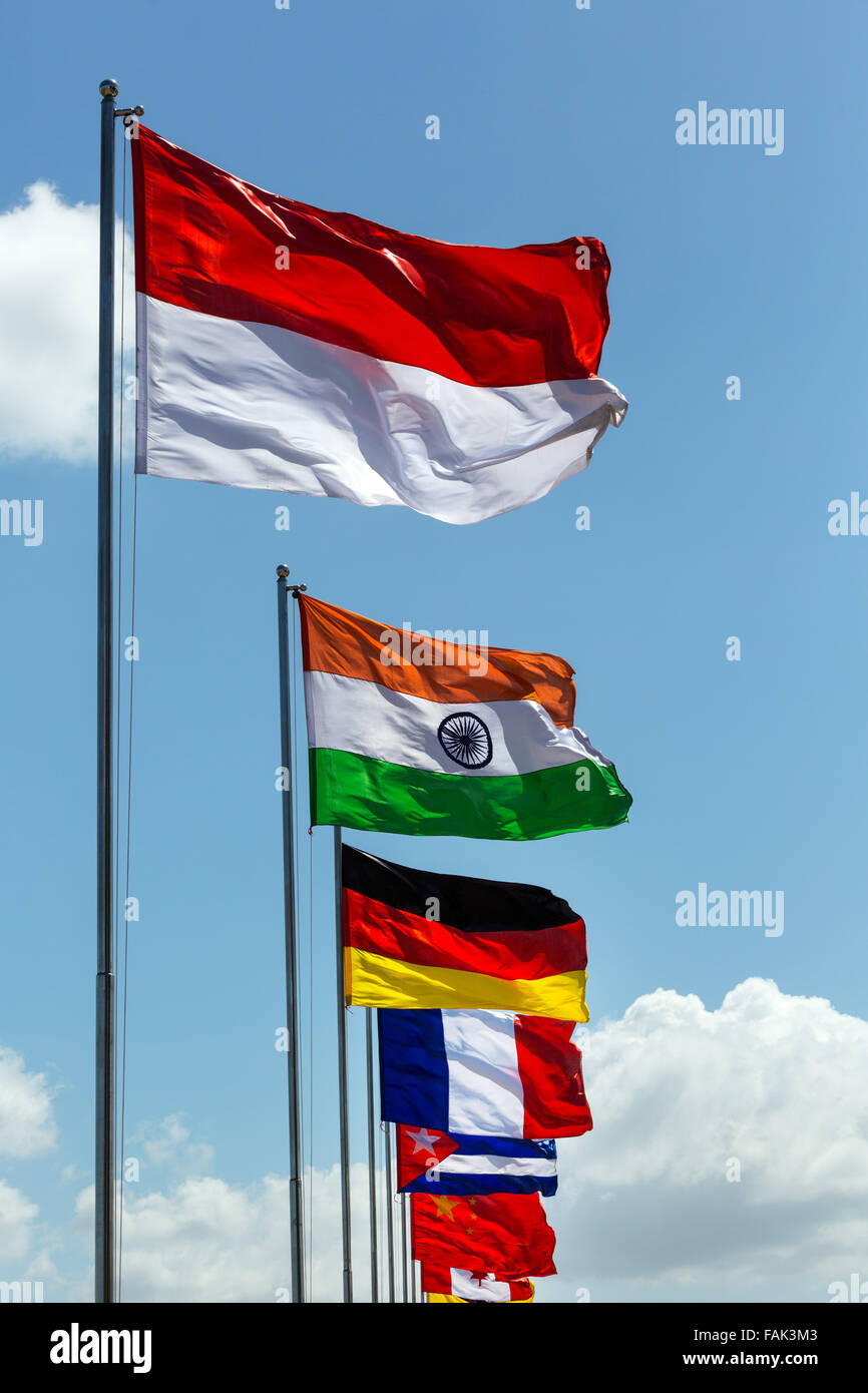 Les indiens, indonésiens, Allemand et Français Les drapeaux sur Sisowath Quay, Phnom Penh, Cambodge Banque D'Images