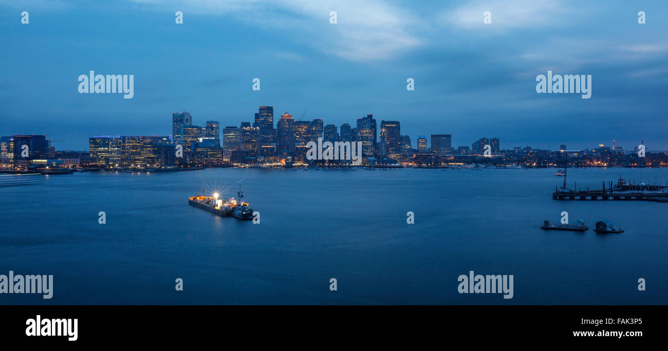 Port avec skyline at Dusk, Boston, Massachusetts, USA Banque D'Images