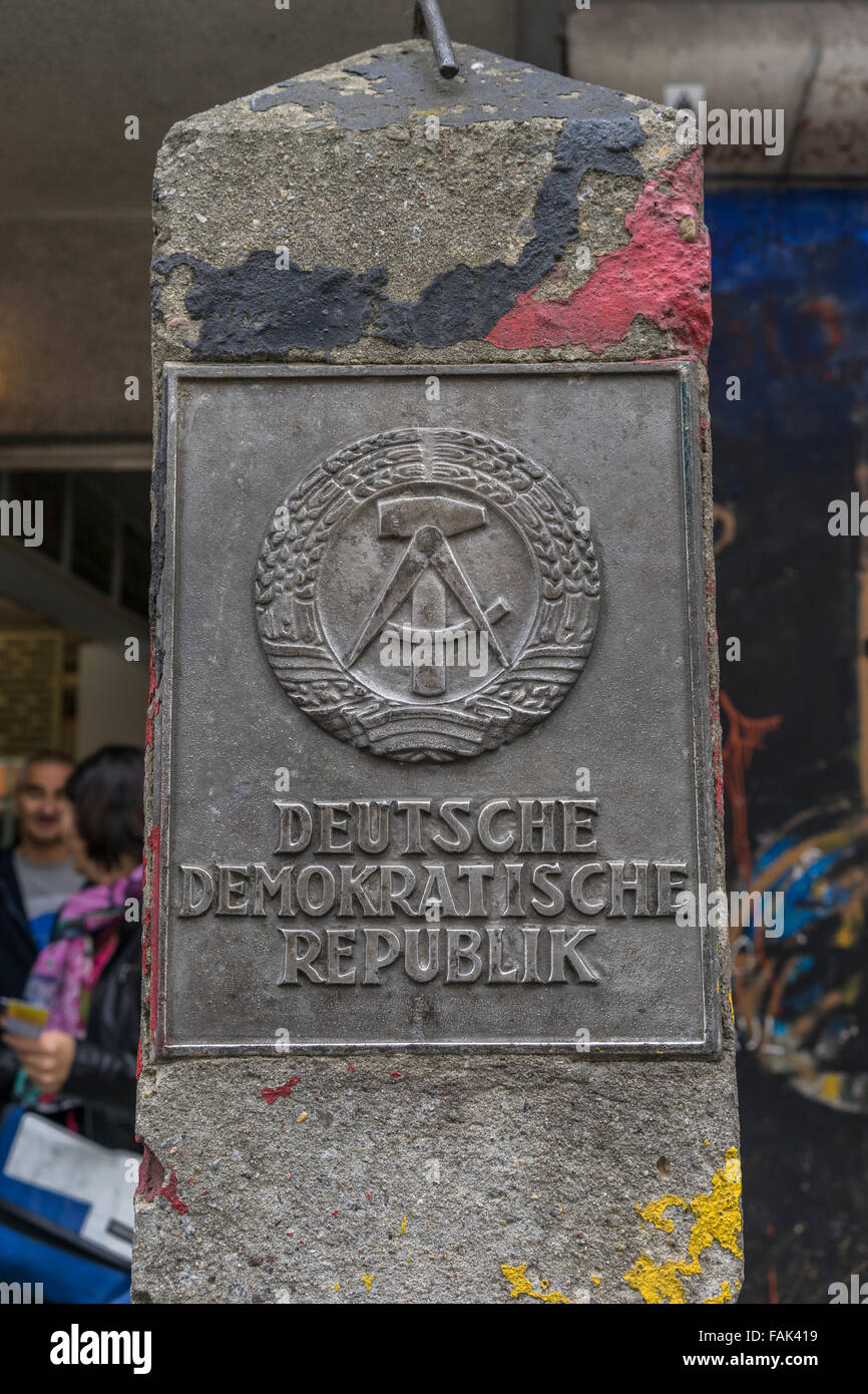 Ancien pilier en béton de l'intérieur de la frontière allemande signe avec Deutsche Demokratische Republik ou République démocratique allemande, Berlin Banque D'Images