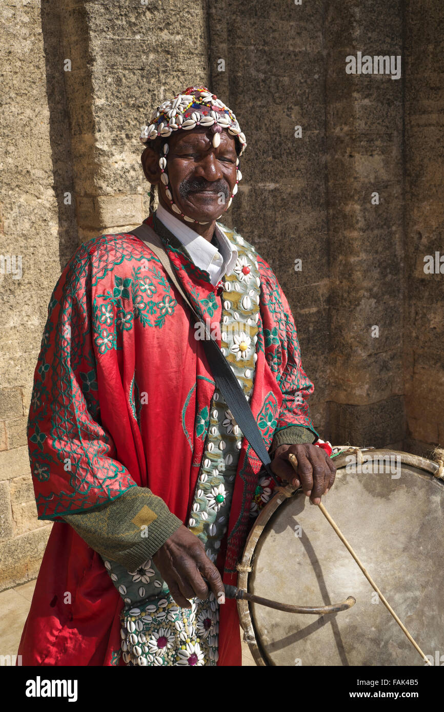 Le batteur en face de la Nécropole de Chellah, Rabat Rabat Maroc, province Banque D'Images