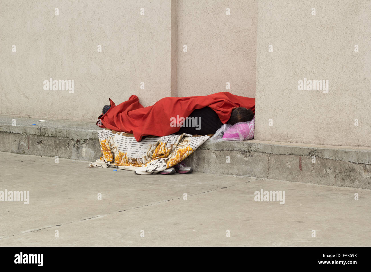 Sans-abri dormir, couverts de vêtements Banque D'Images