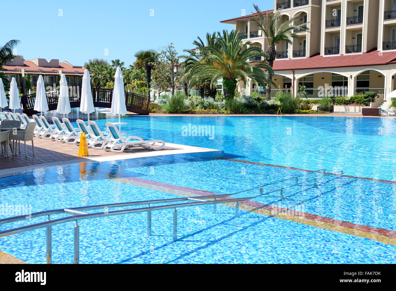 Piscine avec accès pour personnes à mobilité réduite luxury hotel, Antalya, Turquie Banque D'Images