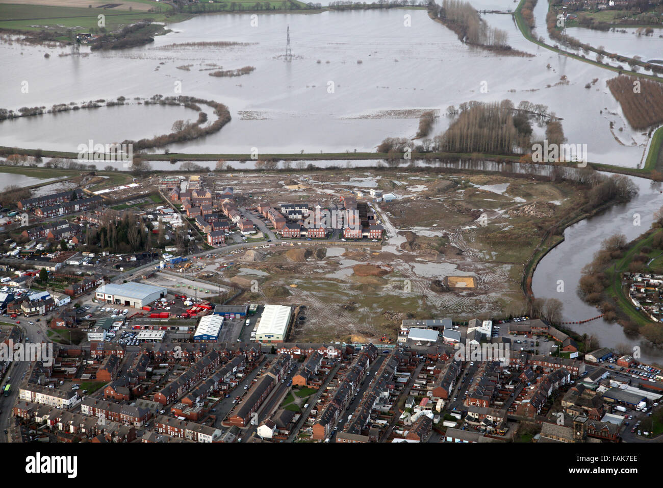 Vue aérienne d'un site de construction à Castleford (Yorkshire de l'Ouest proche d'être inondé Banque D'Images