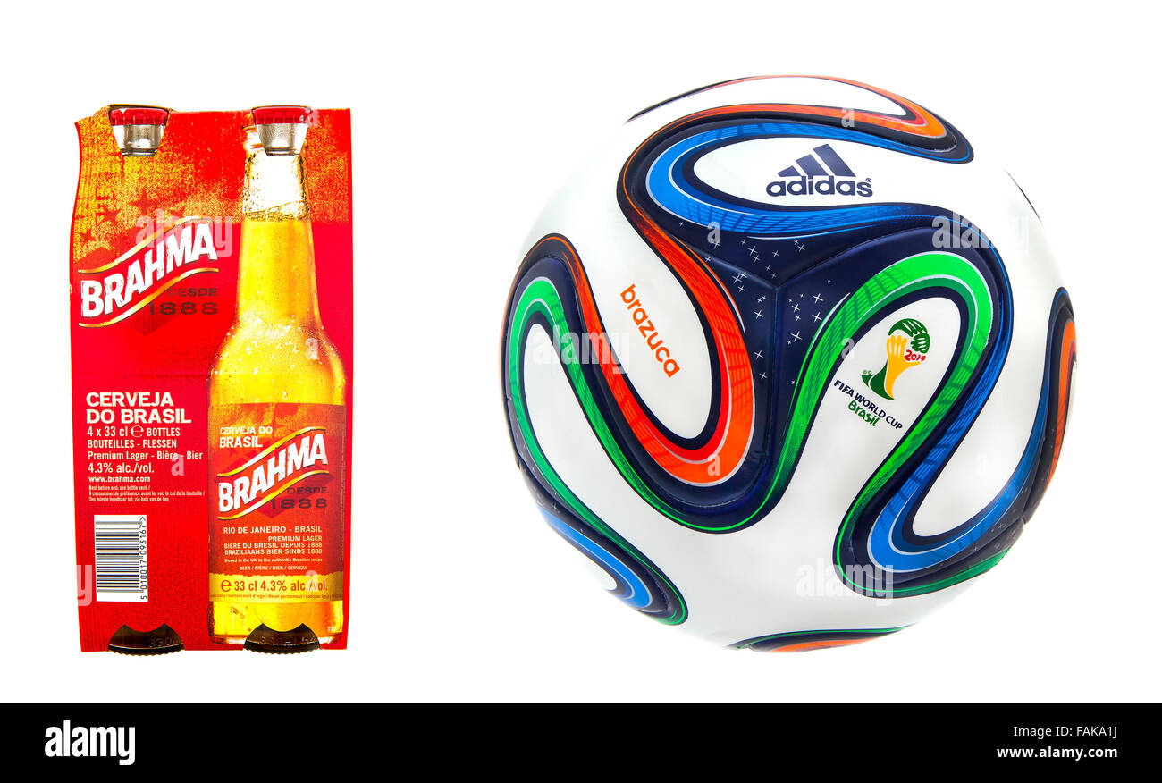 Lot de quatre Brahma Beer avec la FIFA 2014 Coupe du Monde de football sur un fond blanc Banque D'Images