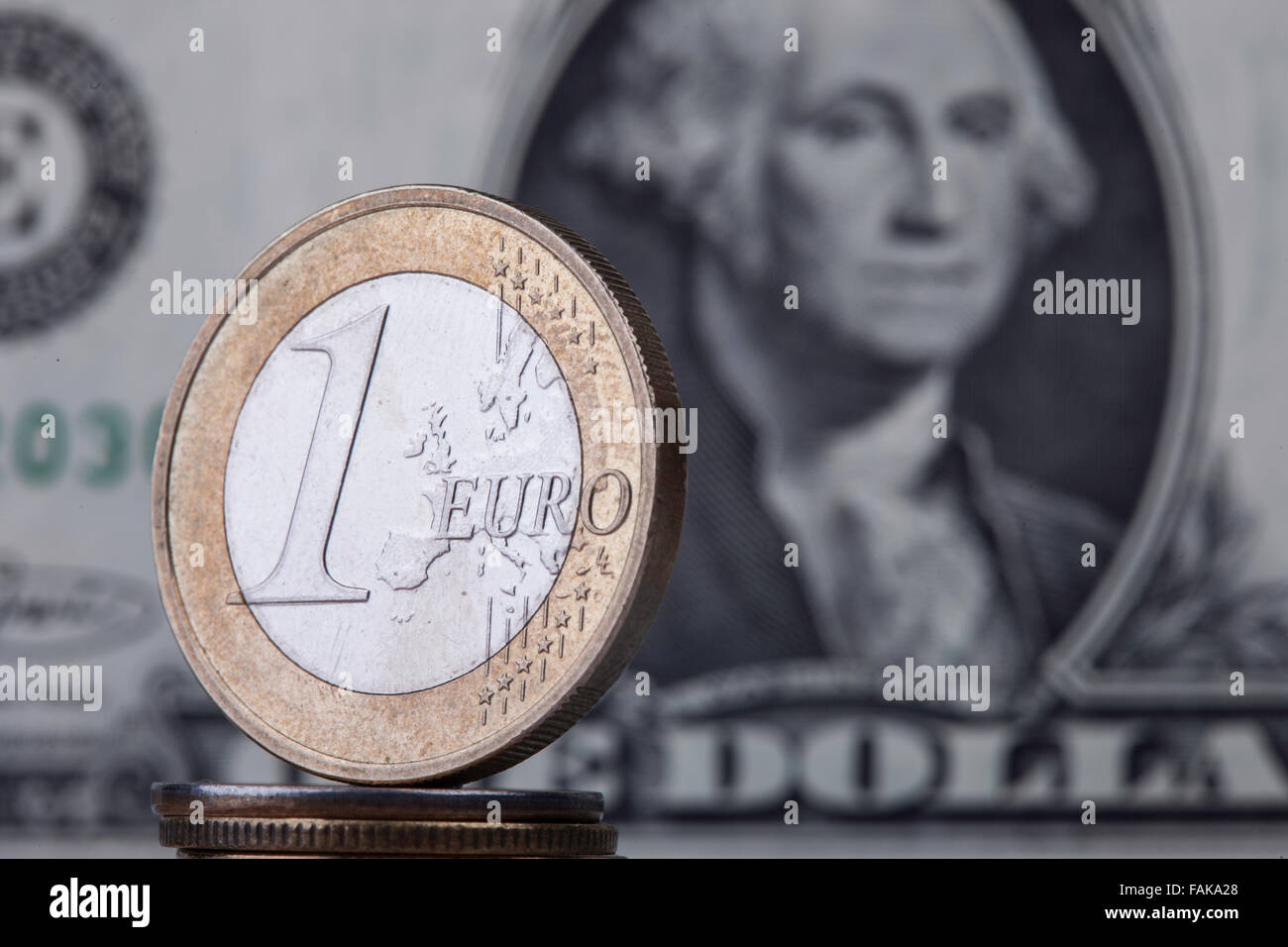 Euro pièce de monnaie sur le dollar bill d'arrière-plan Banque D'Images