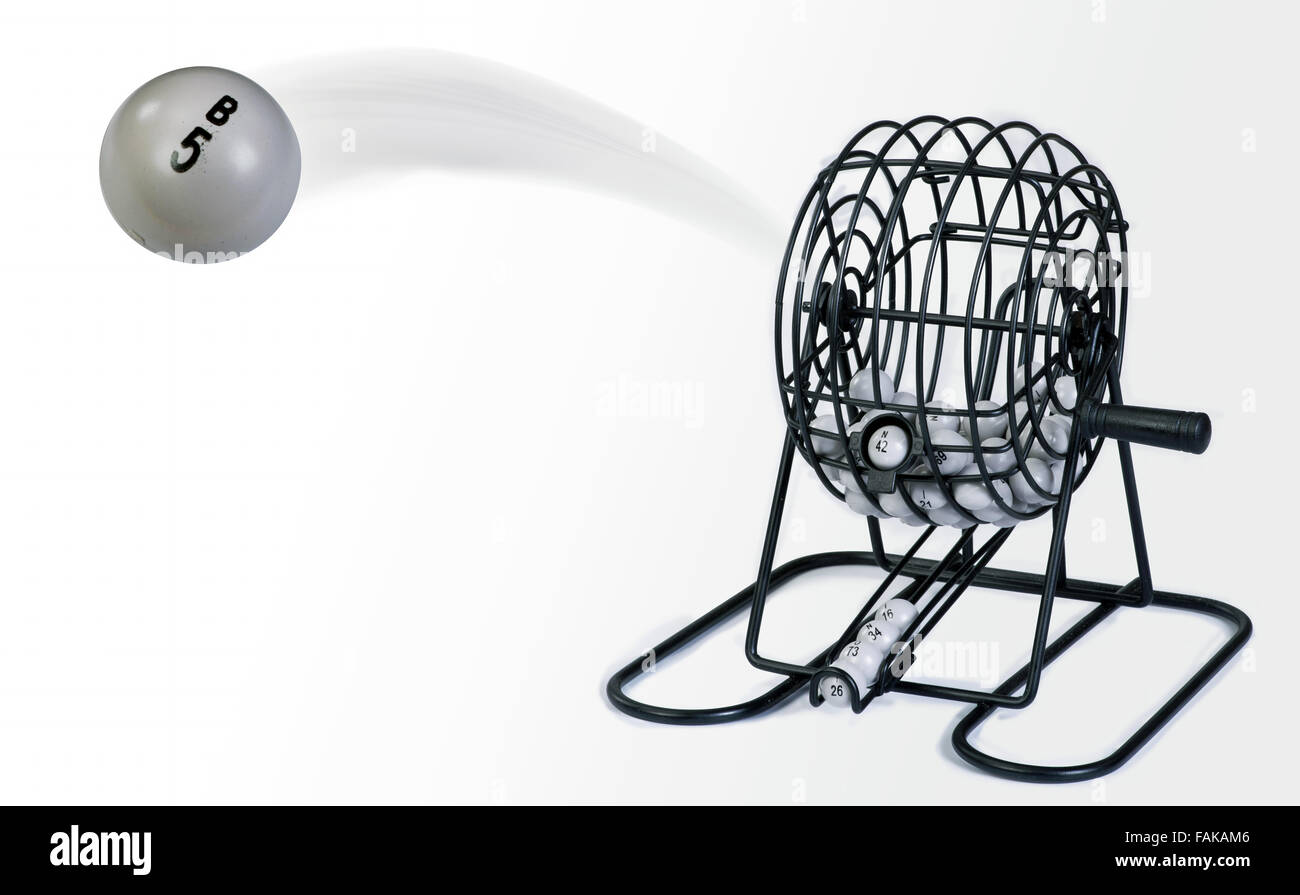 Cage à billes de Bingo avec les numéros de vol gagnante. Banque D'Images
