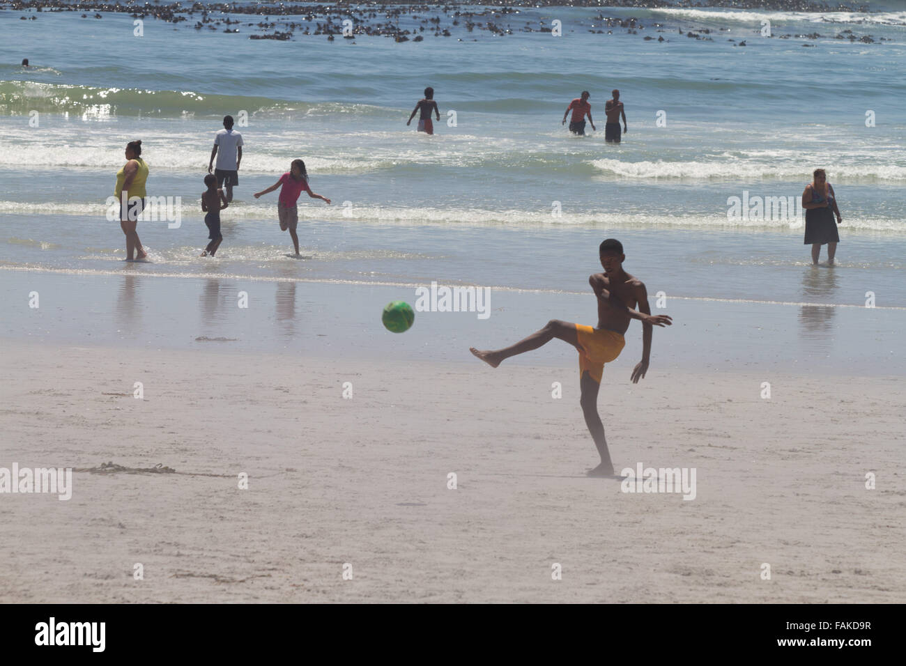 Les populations africaines sur Melkbosstrand plage près de Cape Town, Afrique du Sud Banque D'Images