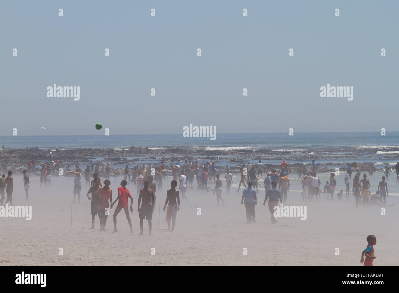 Les gens sur Melkbosstrand plage près de Cape Town, Afrique du Sud Banque D'Images
