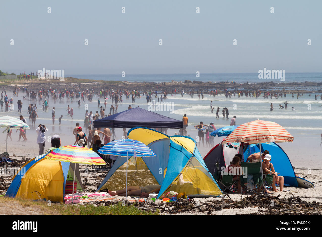 Les populations africaines sur Melkbosstrand plage près de Cape Town, Afrique du Sud Banque D'Images