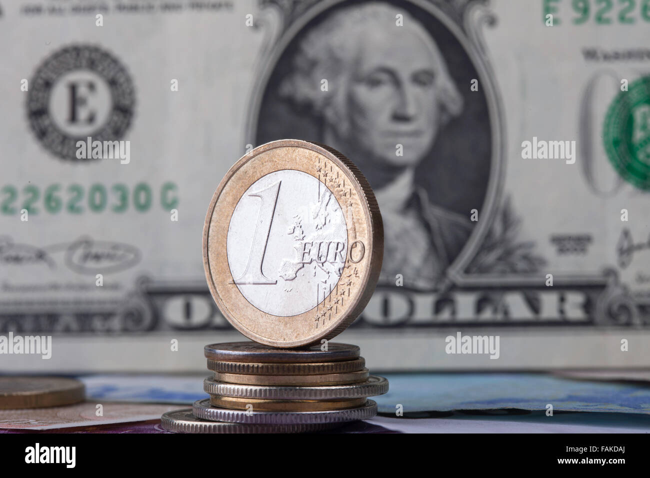 Euro pièce de monnaie sur le dollar bill d'arrière-plan Banque D'Images