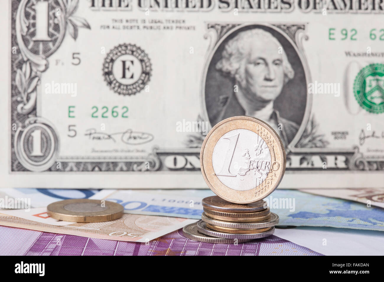 Euro pièce de monnaie sur le dollar bill d'arrière-plan Banque D'Images