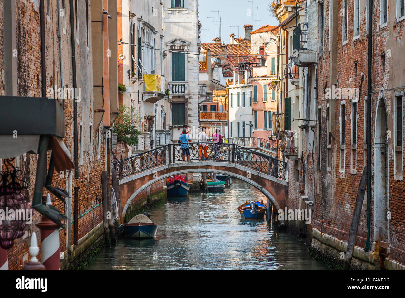 Les bâtiments vénitiens et des bateaux le long de Grand Canal, Venise, Italie Banque D'Images