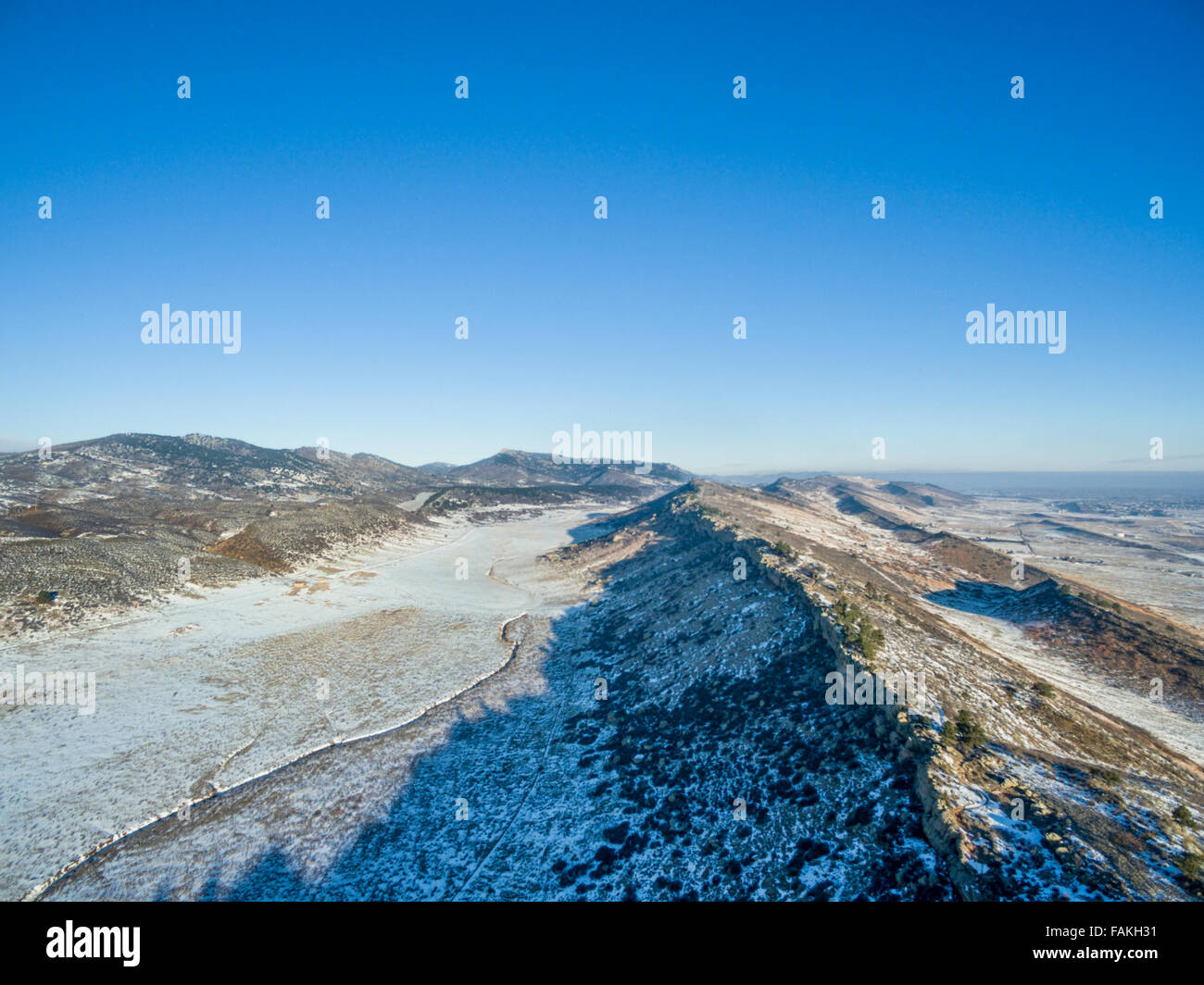 Vue aérienne de hogbacks (crêtes) typique des contreforts des Rocheuses le long de Front Range, paysage d'hiver, près de Fort Collins dans Banque D'Images