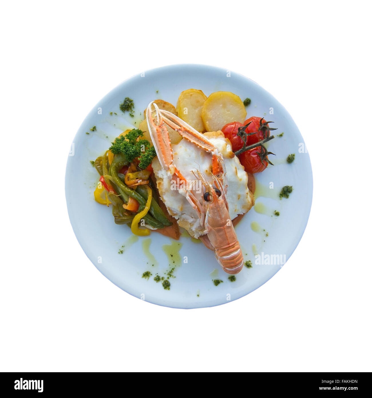 Repas de fruits de mer avec la morue, les légumes, les pommes de terre et de crabe comme decor isolé sur blanc. Banque D'Images