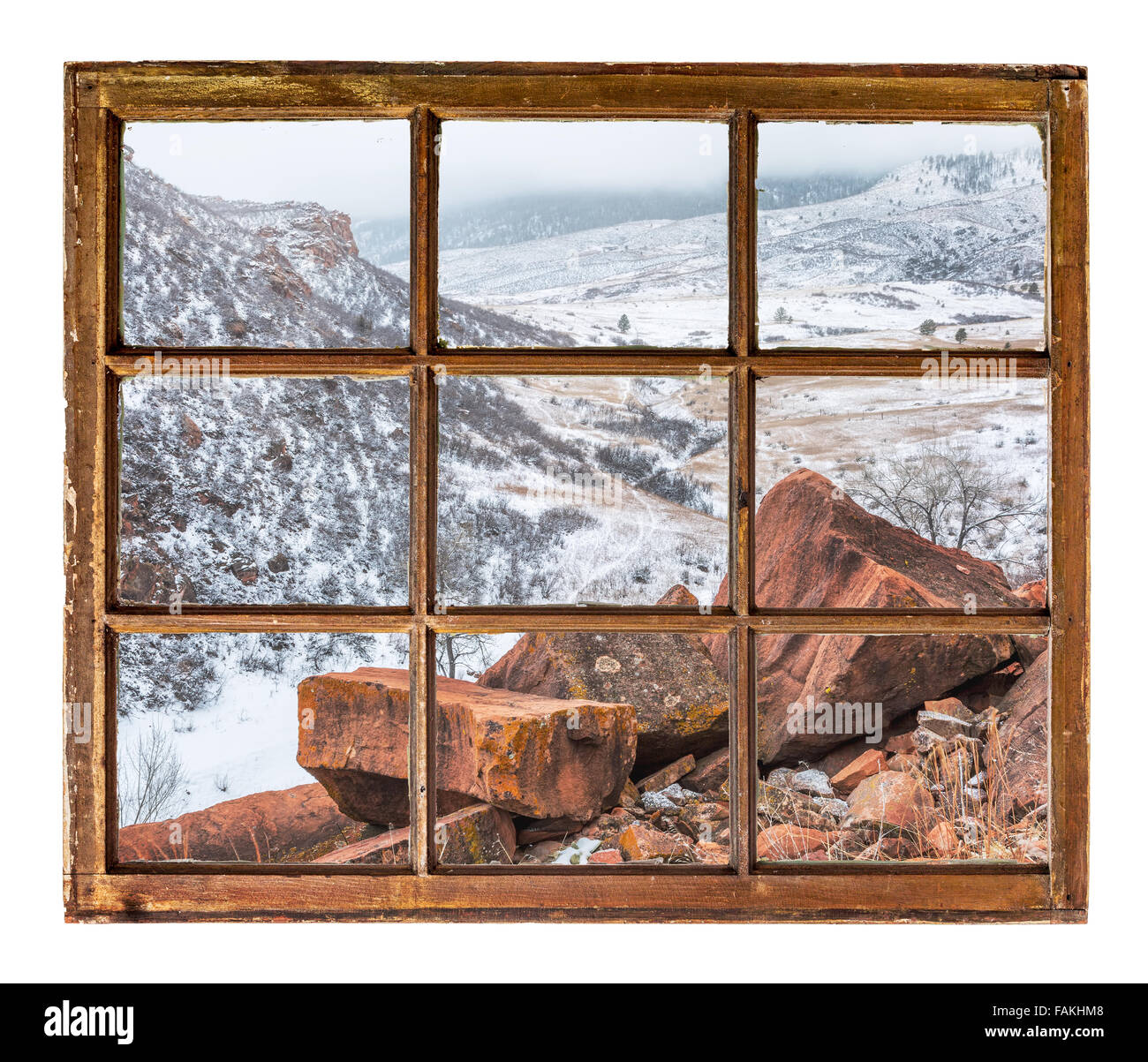 Rochers de grès et d'une vallée de montagne dans le brouillard et la neige comme vu par vintage, grunge, fenêtre à guillotine avec vitre sale - Voyage d'o Banque D'Images