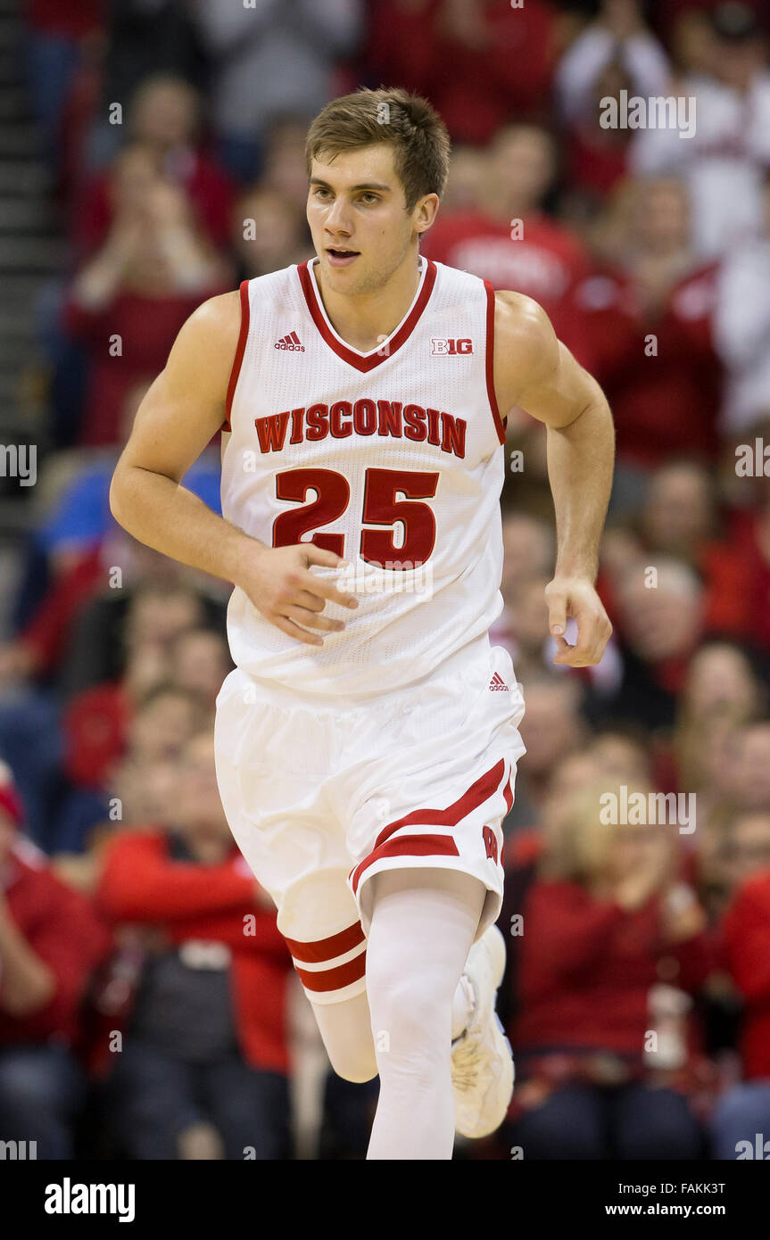 29 décembre 2015 : Wisconsin Badgers Illikainen avant Alex # 25 Cour de descendre jusque pendant le match de basket-ball de NCAA Purdue Boilermakers entre le et le Wisconsin Badgers au Kohl Center à Madison, WI. Purdue a défait le Wisconsin 61-55. John Fisher/CSM Banque D'Images