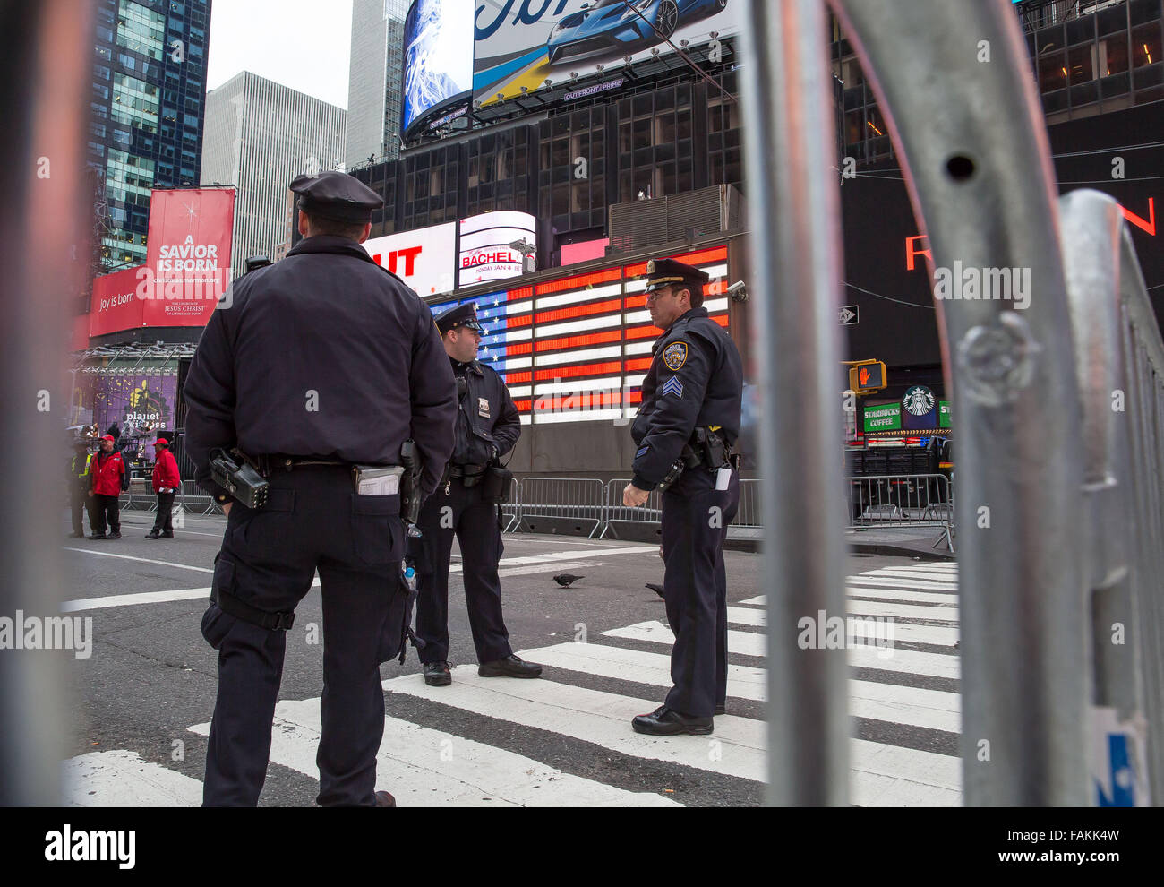 New York, NY, USA. 31 Dec, 2015. Le NYPD déployer 6 000 policiers à Times Square le soir du Réveillon, y compris plus de 500 membres de la nouvelle terreur du NYPD anti force. Cette action est prise par le NYPD en réponse au signalement de menaces terroristes par ISIS sur New York, Washington DC, et Los Angeles. Chef de Département de la police de James O'Neil a insisté sur ' les gens devraient se sentir en sécurité cette nouvelle année parce que nous sommes là. ' Crédit : Scott Houston/Alamy Live News Banque D'Images