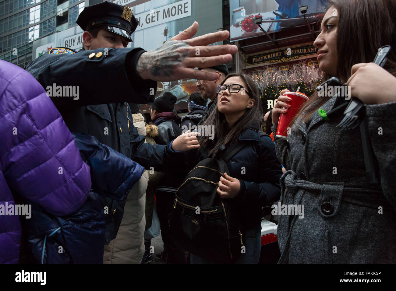New York, NY, USA. 31 Dec, 2015. Le NYPD déployer 6 000 policiers à Times Square le soir du Réveillon, y compris plus de 500 membres de la nouvelle terreur du NYPD anti force. Cette action est prise par le NYPD en réponse au signalement de menaces terroristes par ISIS sur New York, Washington DC, et Los Angeles. Chef de Département de la police de James O'Neil a insisté sur ' les gens devraient se sentir en sécurité cette nouvelle année parce que nous sommes là. ' Crédit : Scott Houston/Alamy Live News Banque D'Images