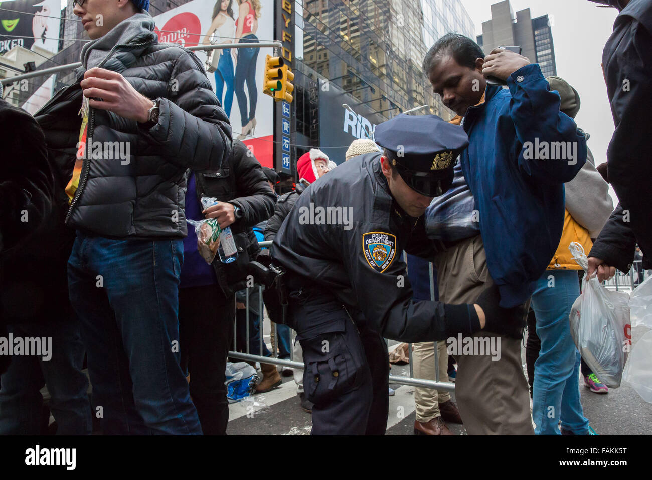 New York, NY, USA. 31 Dec, 2015. Le NYPD déployer 6 000 policiers à Times Square le soir du Réveillon, y compris plus de 500 membres de la nouvelle terreur du NYPD anti force. Cette action est prise par le NYPD en réponse au signalement de menaces terroristes par ISIS sur New York, Washington DC, et Los Angeles. Chef de Département de la police de James O'Neil a insisté sur ' les gens devraient se sentir en sécurité cette nouvelle année parce que nous sommes là. ' Crédit : Scott Houston/Alamy Live News Banque D'Images