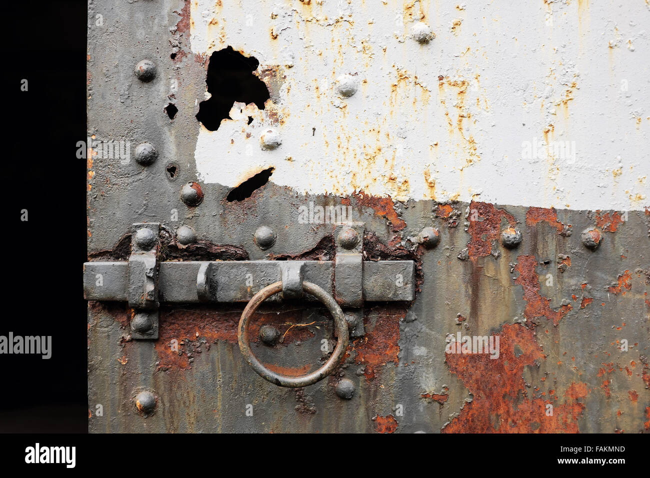 Rusty porte en acier dans le béton gris, Bunker Hill de l'artillerie, le Fort Worden State Park, Port Townsend, Washington, USA Banque D'Images