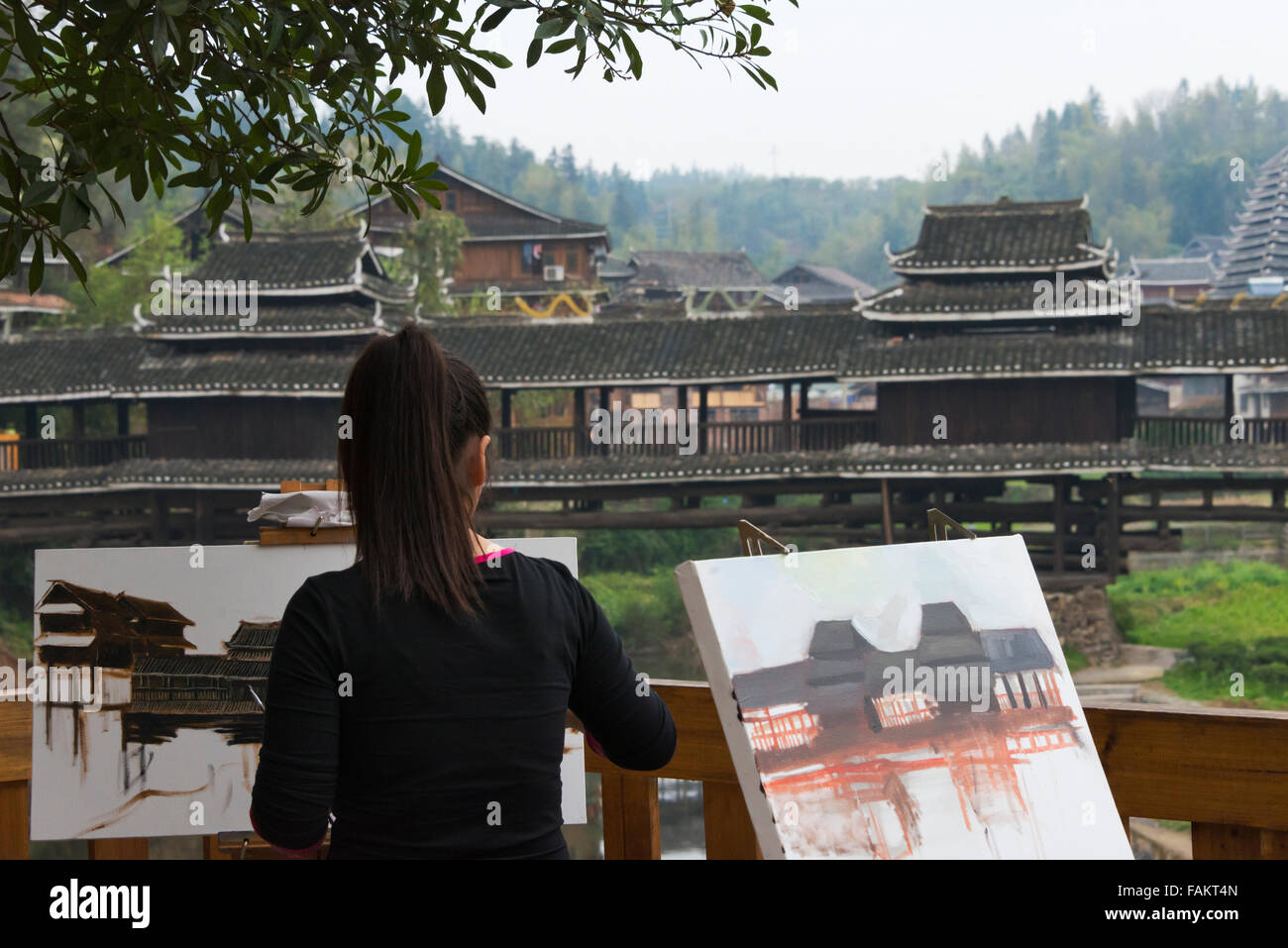 Girl painting par Wind-An style Dong-pluie, pont Chengyang Scenic Area, Sanjiang, Anhui Province, China Banque D'Images