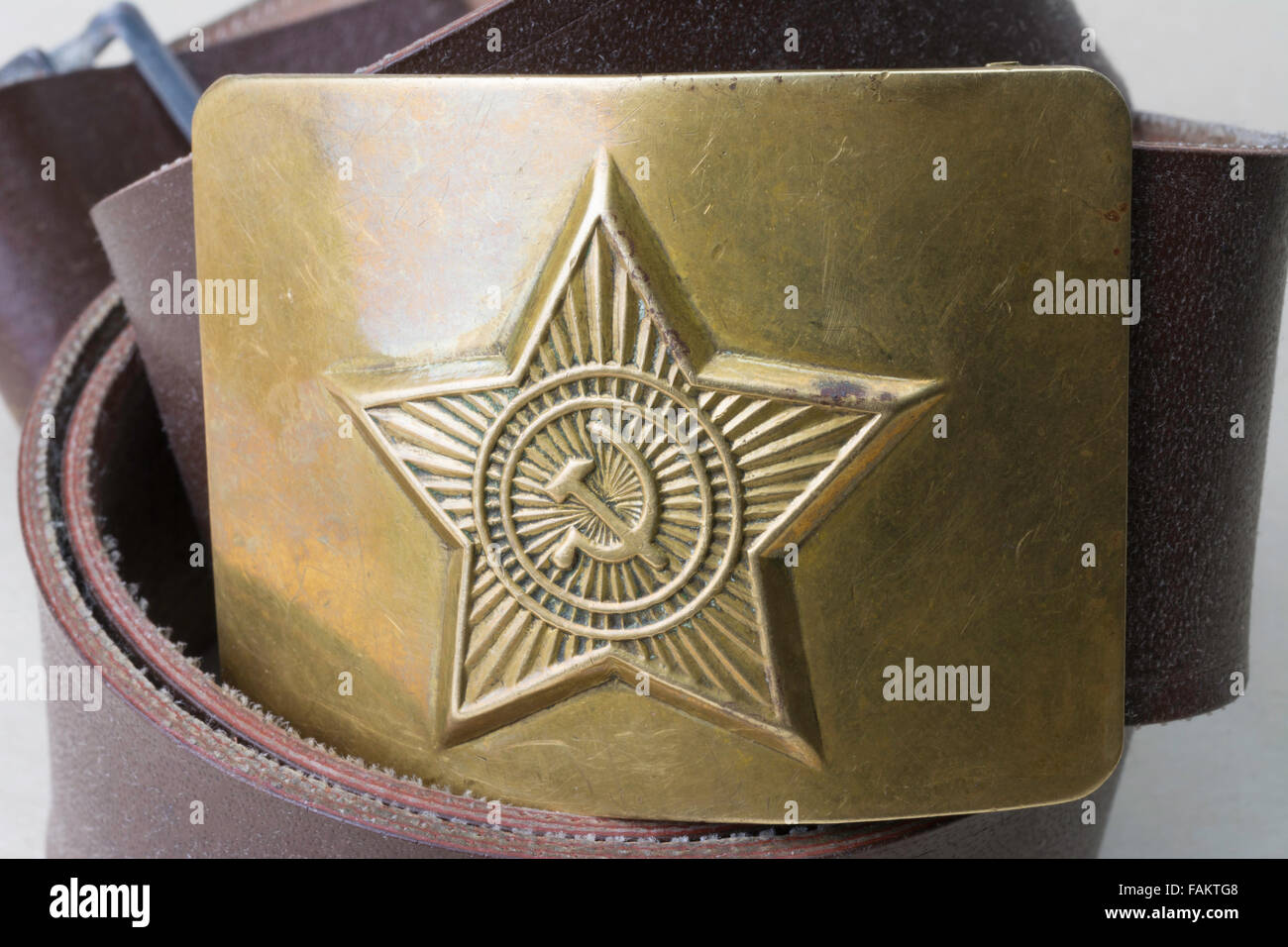 Boucle de ceinture en laiton russe avec faucille en relief, étoile et marteau de l'ère soviétique Banque D'Images