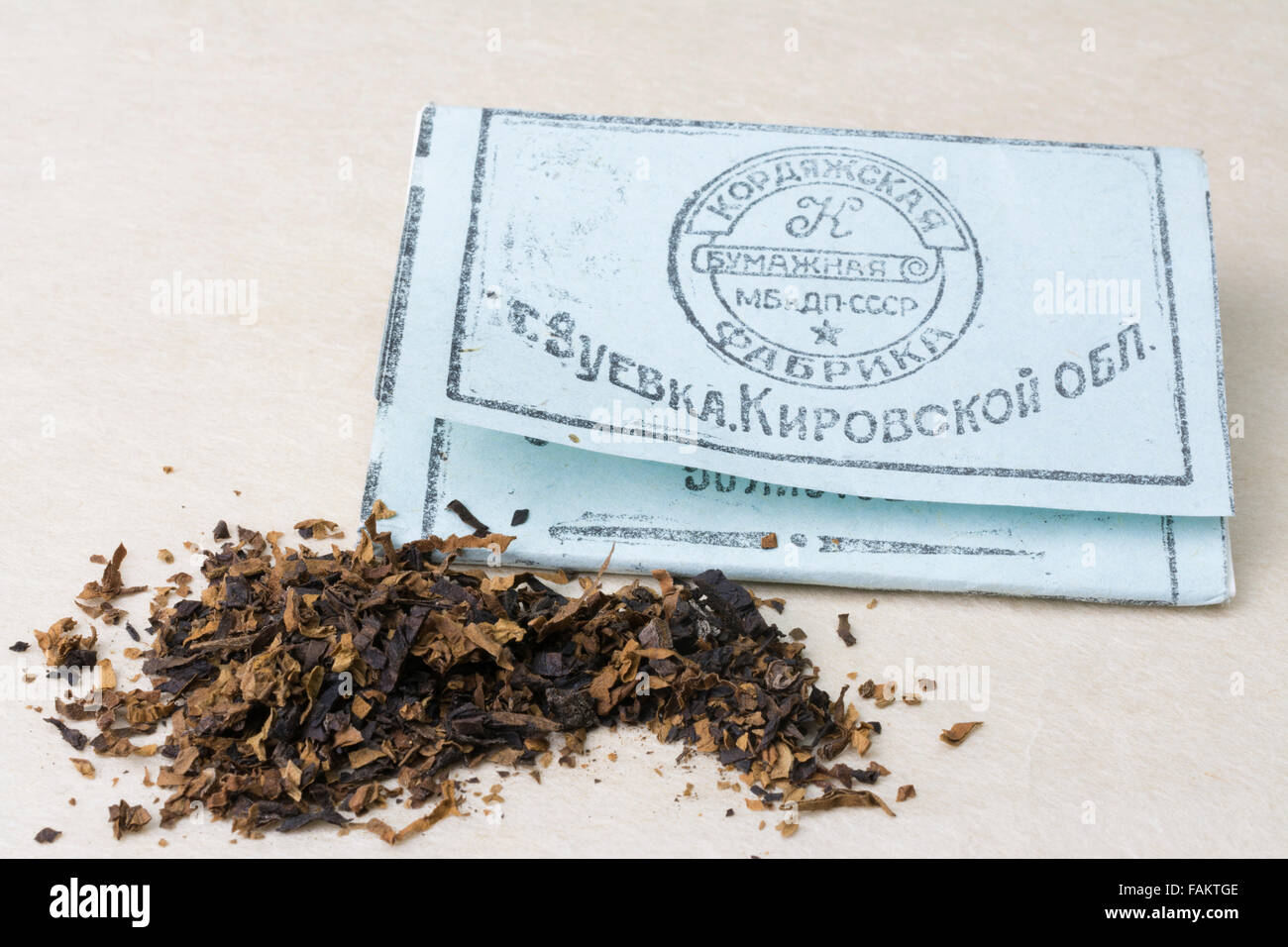 Paquet de papier à cigarettes de l'armée rouge soviétique de la Seconde Guerre mondiale avec un peu de tabac Banque D'Images