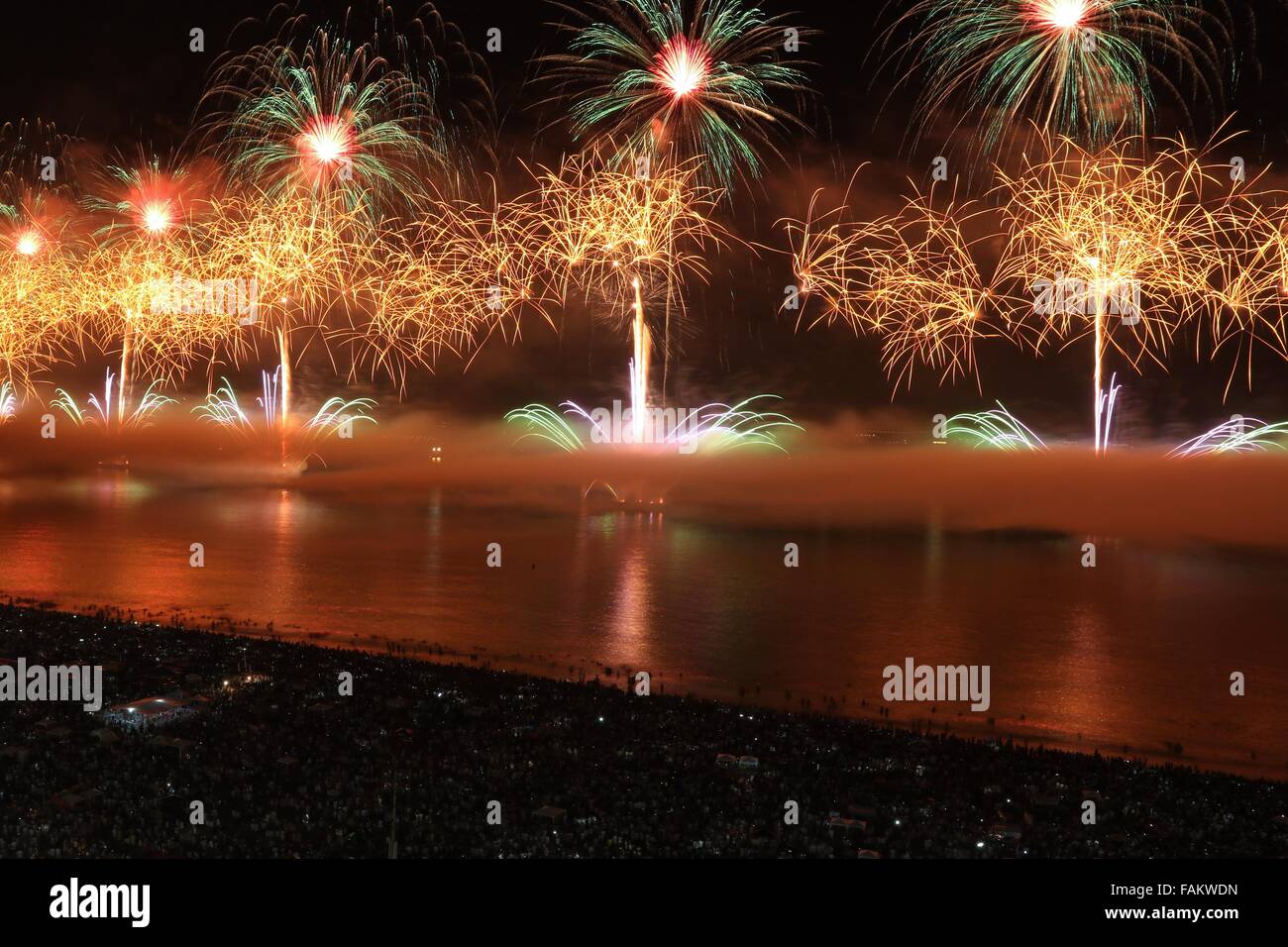 Rio de Janeiro, Brésil, le 1er janvier 2016. D'artifice du Nouvel An à la plage de Copacabana, attirant une foule estimée à 2 millions de personnes. Crédit : Maria Adelaide Silva/Alamy Live News Banque D'Images