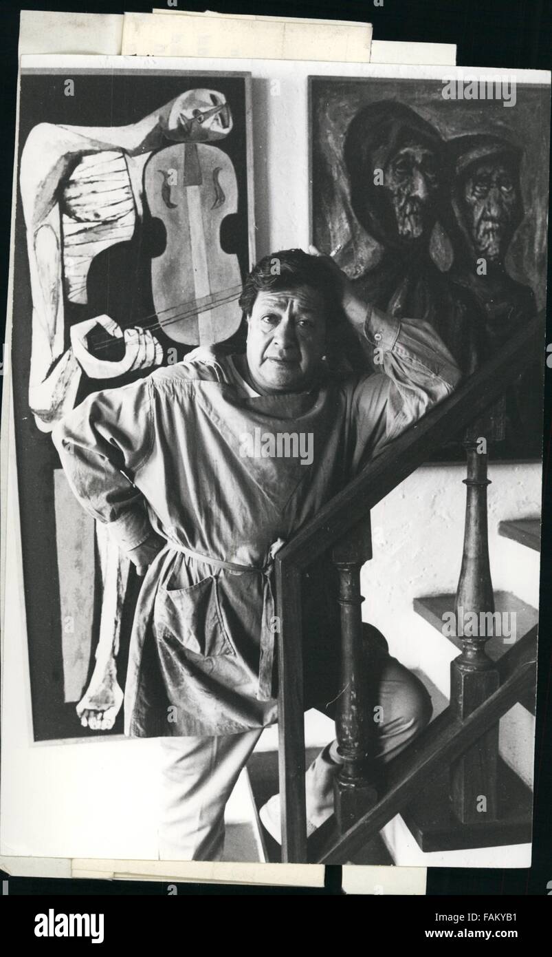 - 1971 : Guayasamin Peintre et sculpteur indien :' La dernière annonce l'avenir photographié mais Prensa Latina. Bien que Guayasamin Oswaldo emploie un style moderne, son art a un puissant élément Quechua qui freine le snobism d'une société consiste à détruire le moindre vestige d'ascendance indienne. N'est pas original de Guayasamin'', disent certains. ''Il a produire des feuilletons, remarque d'autres. ''Son thème principal est la Révolution'', le point sur l'art des philosophes. 'Il n'est pas un révolutionnaire parce qu'il vit comme un millionnaire'' ils crient à l'Atene de Quito. Légendes de photo : et Guayasamin deux de ses fameux paint Banque D'Images