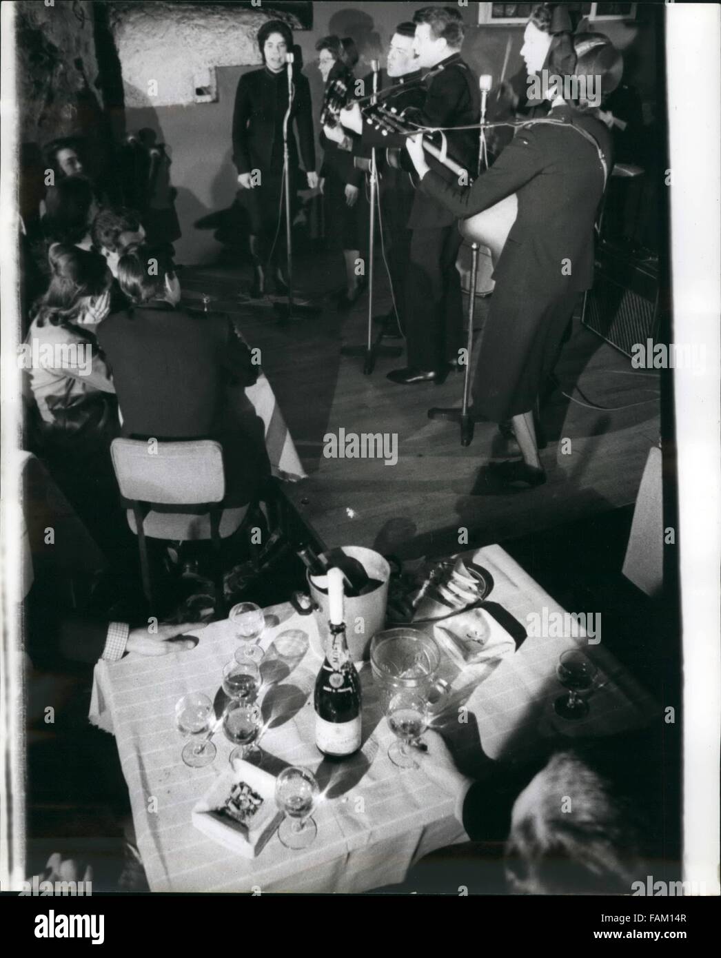 1955 - Armée du Salut les gars et filles '' '' - ''Ger avec elle'' : ''l'Armée du Salut huit garçons et filles'' avec le titre du ''Joystrings'' se font une nouvelle approche dans le problème de ''getting au peuple''. Ils ont fait un ''pop'' - ''C'est un secret'' qui est l'escalade rapide des graphiques. Hier, ils ont fait leur début à la ''Blue Angel'' - West End night club. Pour leurs apparitions ici ils ne reçoivent aucun salaire - mais le club est de faire un don à l'Armée du Salut de fonds. Le club est un rendenvous populaires pour débutantes - et leurs accompagnateurs. Photo montre Banque D'Images