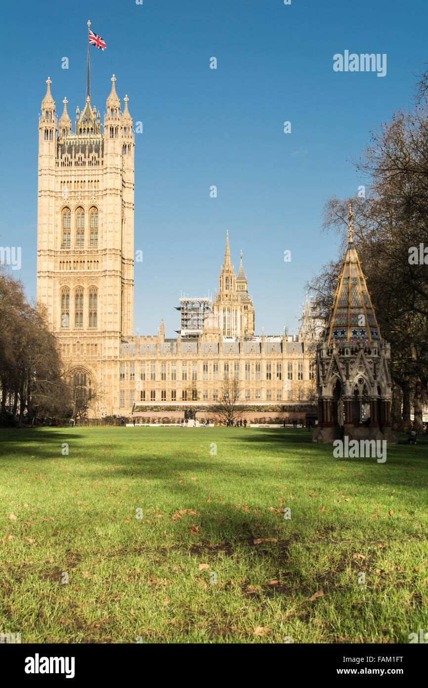 Chambres du Parlement, la Tour Victoria au-dessus de la Chambre des Lords de Victoria Gardens, Westminster, Londres, Angleterre. Banque D'Images