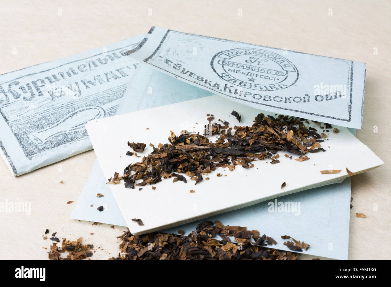 Paquet de papier à cigarettes de l'armée rouge soviétique de la Seconde Guerre mondiale avec un peu de tabac Banque D'Images
