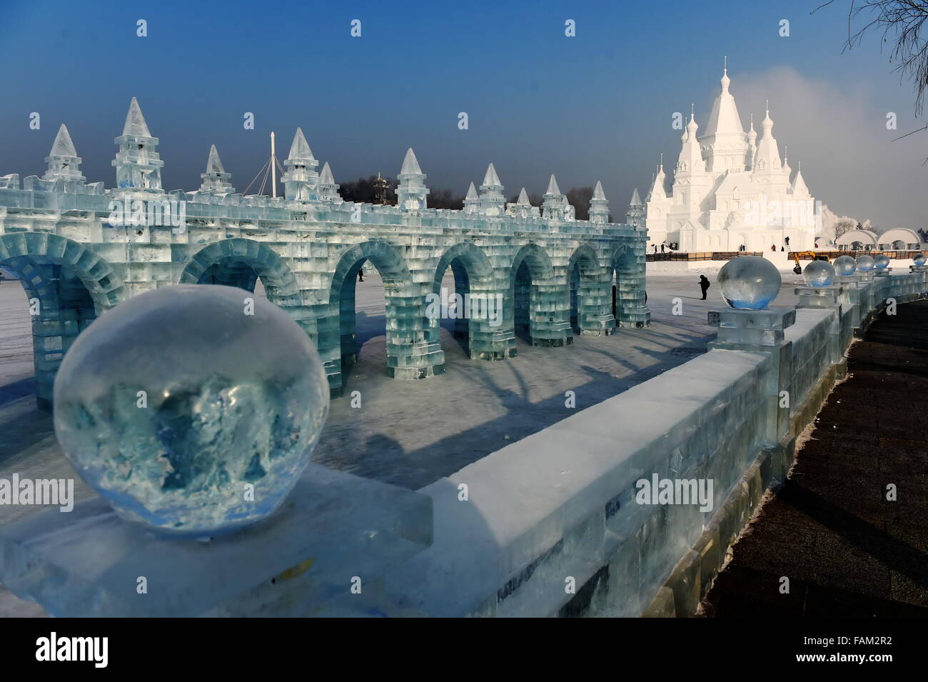 Harbin, Chine, province de Heilongjiang. 31 Dec, 2015. Les gens travaillent sur l'immense sculpture de neige à Harbin, capitale de la province du nord-est de la Chine, le 31 décembre 2015. Une énorme sculpture de neige, qui mesure 51 mètres de hauteur et se fait avec plus de 35 000 mètres cubes de neige, a été achevé le jeudi à Harbin. C'est de loin la plus haute sculpture de neige dans le monde entier. © Wang Jianwei/Xinhua/Alamy Live News Banque D'Images