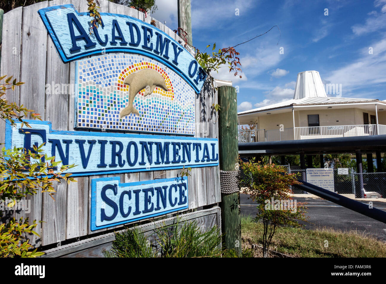 Florida Crystal River Water,fort Island,Académie des sciences de l'environnement,panneau,entrée,lycée,école de charte publique,les visiteurs voyagent tou Banque D'Images