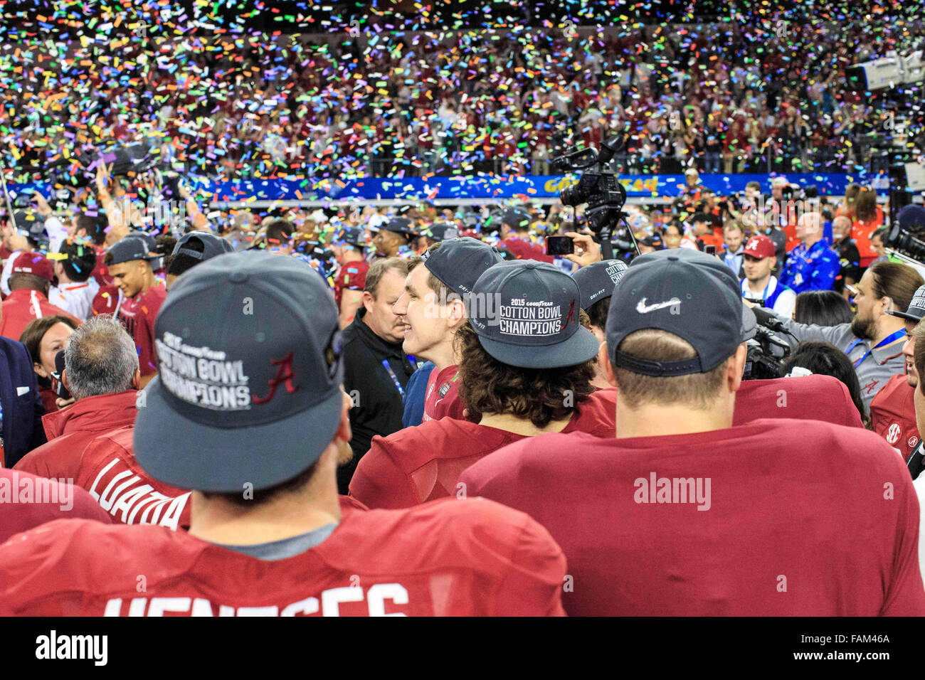 Arlington, Texas, USA. 31 Dec, 2015. Alabama Crimson Tide coéquipiers célèbrent leur victoire à la Goodyear Cotton Bowl match entre Michigan State vs Alabama à l'AT&T Stadium à Arlington, au Texas. Credit : csm/Alamy Live News Banque D'Images