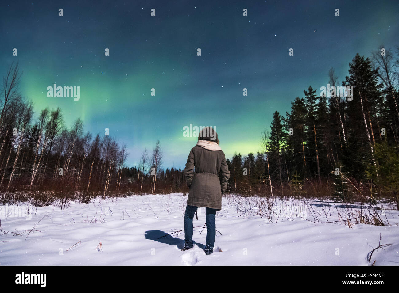 Jeune femme à la recherche au Northern Lights. Banque D'Images