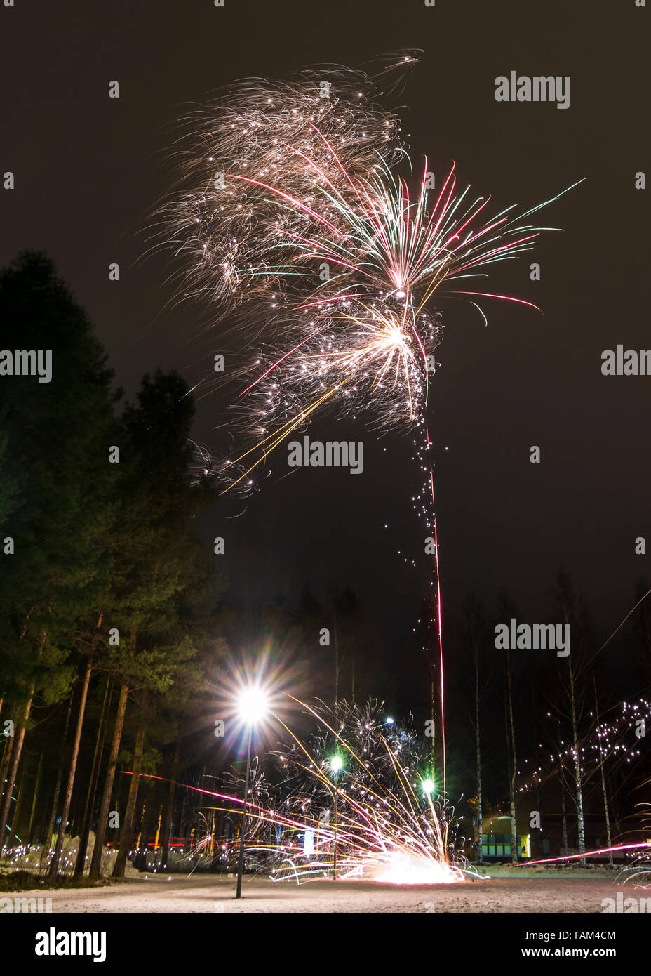 D'artifice du Nouvel An à Oulu, Finlande Banque D'Images