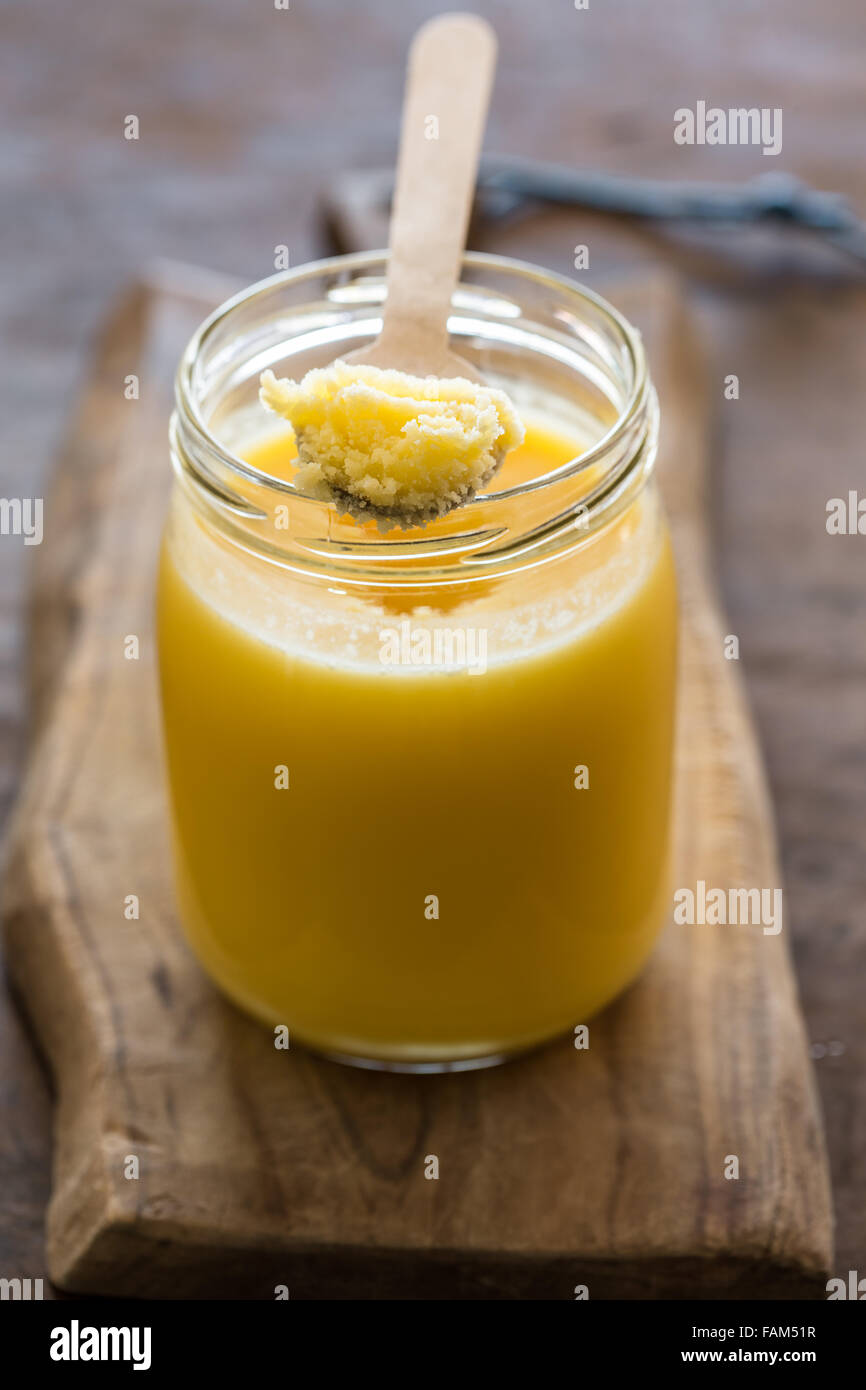 Le Ghee - beurre clarifié - dans un bocal en verre Banque D'Images