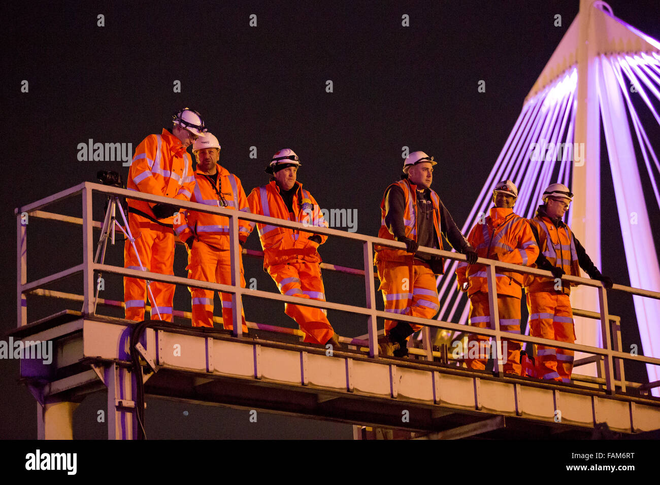 Londres, Royaume-Uni. 31 Dec, 2015. Les images montrent des accidents de train de regarder les feux d'artifice depuis une plate-forme de travail sur Hungerford Bridge. Credit : Oliver Dixon/Alamy Live News Banque D'Images