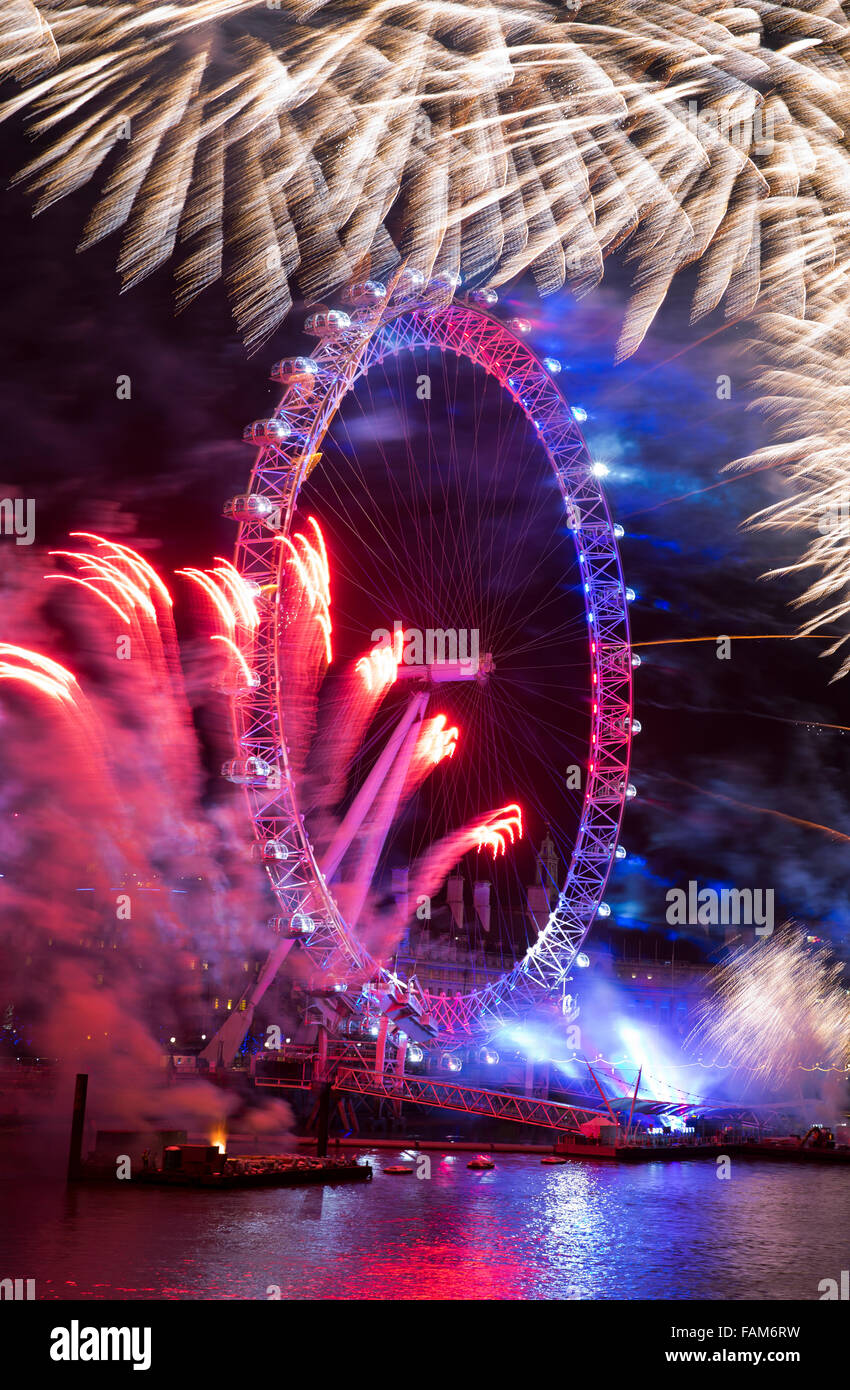 Londres, Royaume-Uni. 31 Dec, 2015. Voir les photos Nouvelle Année d'artifice de la London Eye et la Tamise comme vu de Hungerford Bridge, Londres. Credit : Oliver Dixon/Alamy Live News Banque D'Images