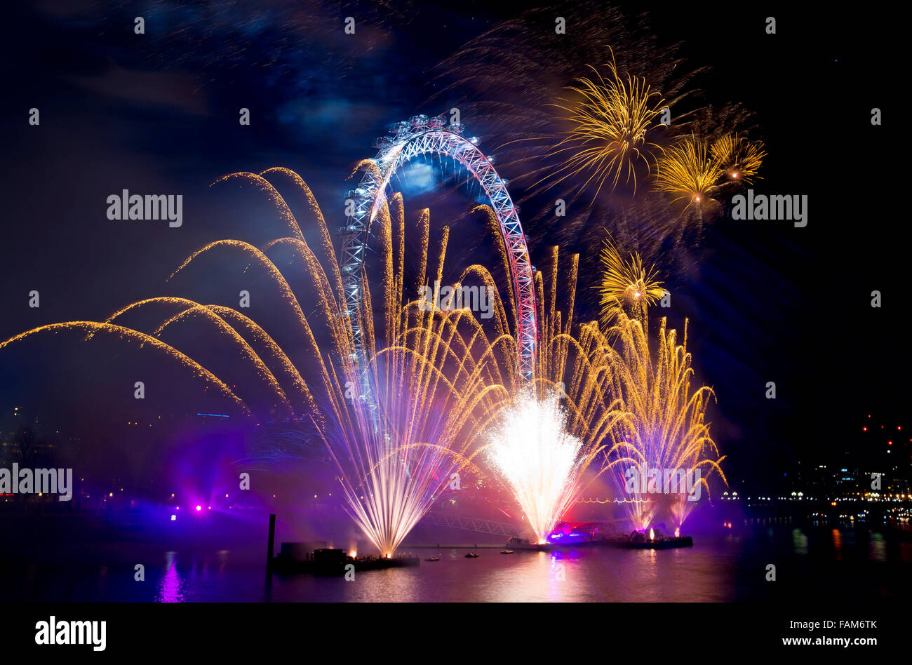 Londres, Royaume-Uni. 31 Dec, 2015. Voir les photos Nouvelle Année d'artifice de la London Eye et la Tamise comme vu de Hungerford Bridge, Londres. Credit : Oliver Dixon/Alamy Live News Banque D'Images